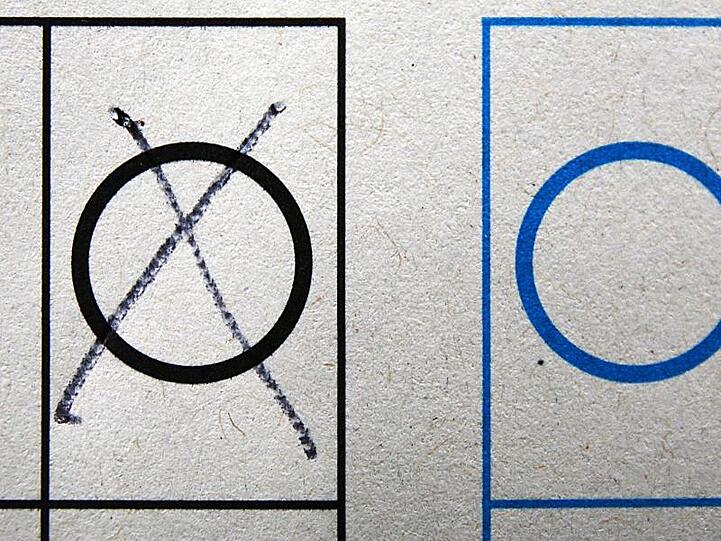 Ein Kreuz auf einem Wahlzettel. Foto: picture alliance/Oliver Berg/dpa/Symbolbild