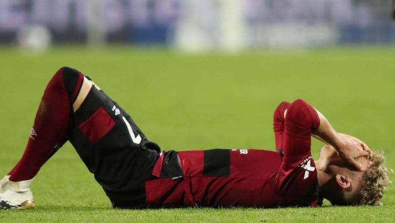Der Nürnberger Robin Hack liegt nach dem Abpfiff auf dem Rasen.