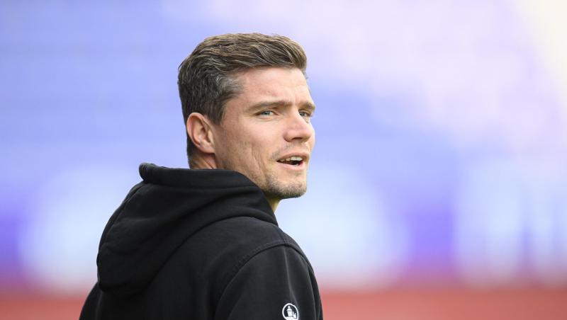 Nürnbergs Trainer Robert Klauß steht im Stadion.