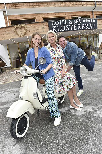 Laura Seyrling Riess, Stephanie Gräfin Bruges von Pfuel und Benjamin Bieneck feiern den Sommerbeginn mit VIPs im Hotel und Spa Klosterbräu Seefeld.