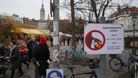 Nicht zu übersehen: Von 11 bis 23 Uhr gilt ein Alkoholverbot am Viktualienmarkt samt Fußgängerzone.