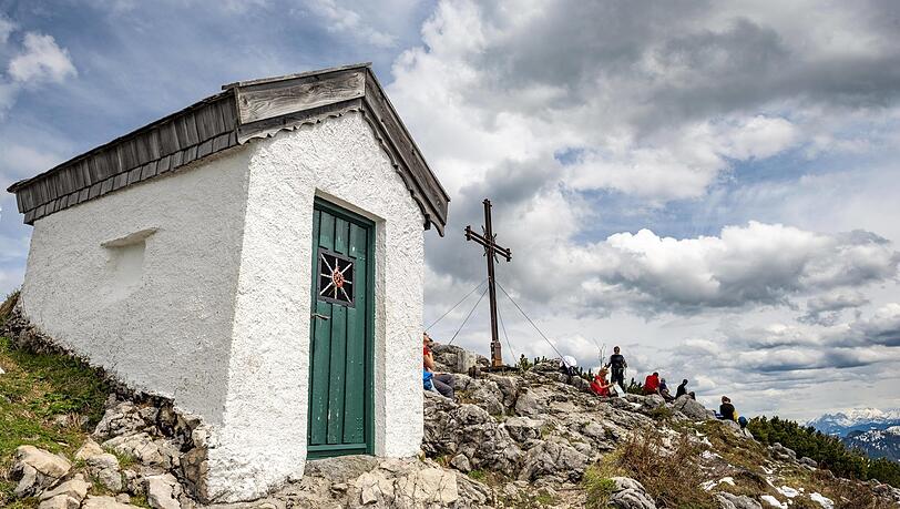 Die Kapelle am Spitzstein ist verschlossen, aber vor ihr und am Gipfelkreuz lässt sich vorzüglich rasten. Die Kapelle am Spitzstein ist verschlossen, aber vor ihr und am Gipfelkreuz lässt sich vorzüglich rasten.