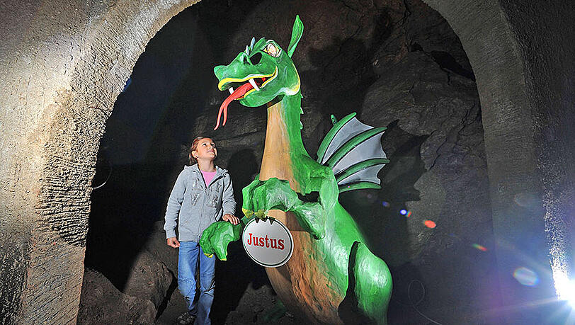 Der kleine Drache Justus empfängt seine Gäste in der sagenhaften Tropfsteinhöhle Syrau. Der kleine Drache Justus empfängt seine Gäste in der sagenhaften Tropfsteinhöhle Syrau.