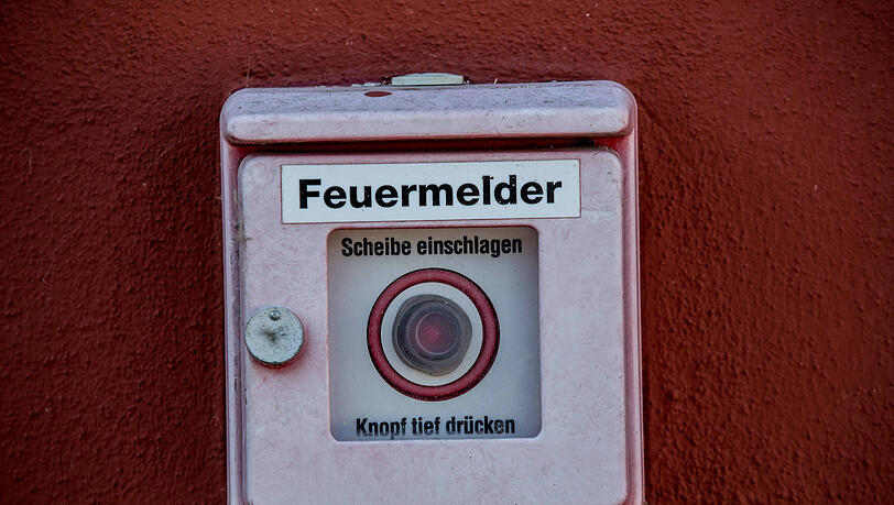 Ein Betrunkener hat am Stachus einen Feuermelder mit einem Telefon verwechselt. (Symbolbild