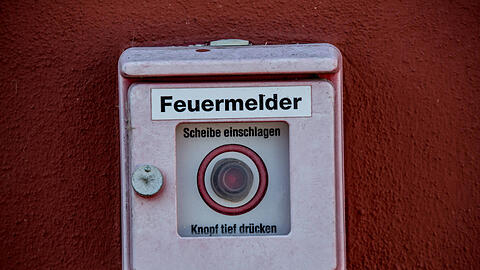 Ein Betrunkener hat am Stachus einen Feuermelder mit einem Telefon verwechselt. (Symbolbild
