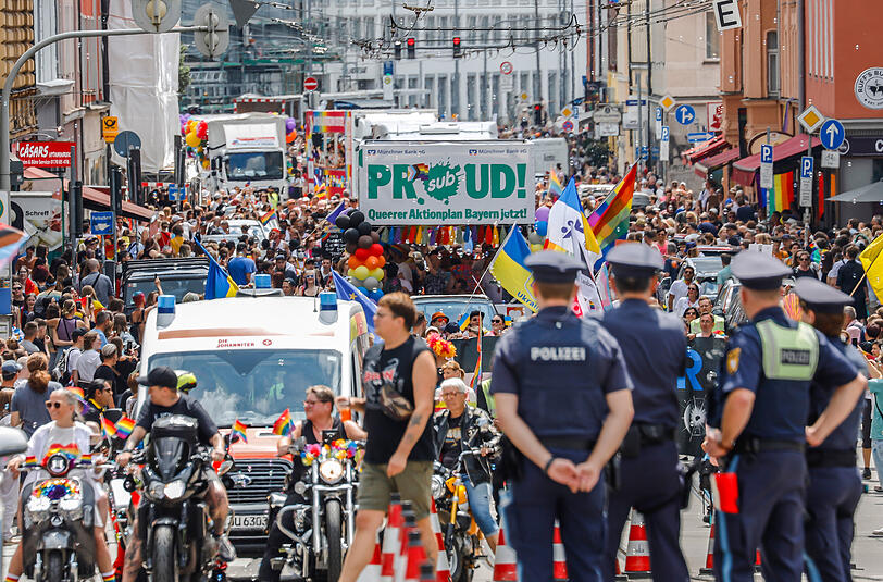 Streng beäugt: Volle Straßen während der CSD-Parade durch die Münchner Innenstadt.