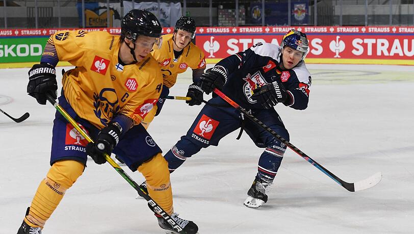 Münchens Filip Varejcka (r) kämpft mit Anrei Hakulinen im Olympia-Eissportzentrum um den Puck.
