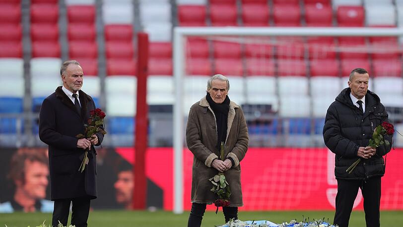 Gedenkfeier des FC Bayern München für Franz Beckenbauer. Karl-Heinz Rummenigge, ehemaliger Fußballspieler, Wolfgang Overath und Lothar Matthäus (l-r) nehmen an der Trauerfeier für den verstorbenen Fußballstar und Trainer teil.