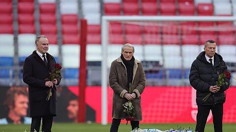 Gedenkfeier des FC Bayern München für Franz Beckenbauer. Karl-Heinz Rummenigge, ehemaliger Fußballspieler, Wolfgang Overath und Lothar Matthäus (l-r) nehmen an der Trauerfeier für den verstorbenen Fußballstar und Trainer teil.
