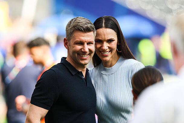 Auch Thomas Hitzlsperger steht mit Esther Sedlaczek für die ARD vor der Kamera.