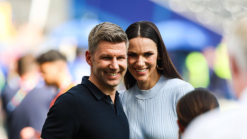 Auch Thomas Hitzlsperger steht mit Esther Sedlaczek für die ARD vor der Kamera. Auch Thomas Hitzlsperger steht mit Esther Sedlaczek für die ARD vor der Kamera.