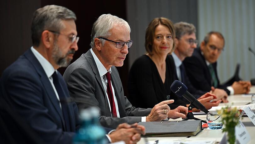 Wie umgehen mit Rechtsreferendaren, bei denen Zweifel an der Verfassungstreue besteht? Unter anderem mit dieser Frage haben sich die Präsidentinnen und Präsidenten der Oberlandesgerichte, des Kammergerichts, des Bayerischen Obersten Landesgerichts und des Bundesgerichtshofs bei ihrer Jahrestagung in Weimar beschäftigt. Wie umgehen mit Rechtsreferendaren, bei denen Zweifel an der Verfassungstreue besteht? Unter anderem mit dieser Frage haben sich die Präsidentinnen und Präsidenten der Oberlandesgerichte, des Kammergerichts, des Bayerischen Obersten Landesgerichts und des Bundesgerichtshofs bei ihrer Jahrestagung in Weimar beschäftigt.