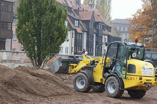 [BU]Noch wird auf dem Augustinerhof-Gelände fleißig planiert. In drei Wochen sollen hier Hunderte Autos parken.