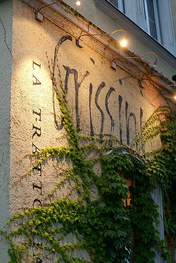 Bei schönem Wetter begehrt: die Plätze im kleinen Wirtsgarten an der mit Wein bewachsenen Hausfassade.