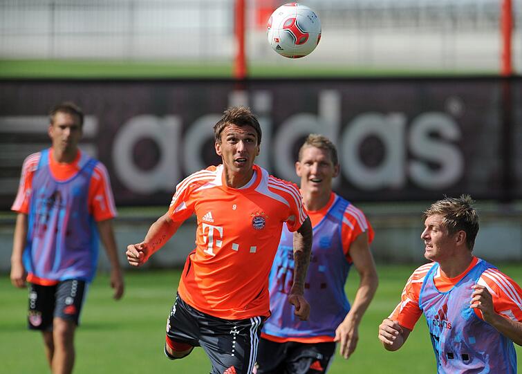 Wann kommt Martinez? Kommt er überhaupt? Die Gerüchte lassen die Bayern-Spieler kalt. Jetzt ist erstmal Training in der Sommer-Hitze angesagt. Die aktuellen Bilder von der Säbener.