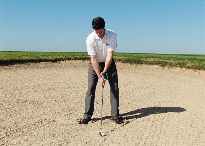 Der Schlag aus einem Fairwaybunker zählt für den durchschnittlichen Golfer zu den wohl schwierigsten