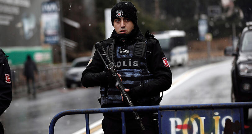 Türkische Polizisten sperren am Neujahrstag die Straße zu dem Nachtclub ab, in dem der Terrorangriff stattfand.