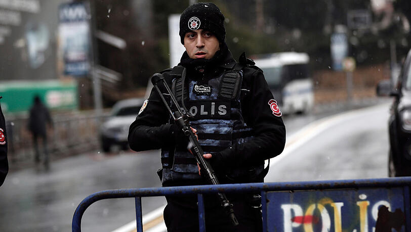Türkische Polizisten sperren am Neujahrstag die Straße zu dem Nachtclub ab, in dem der Terrorangriff stattfand. Türkische Polizisten sperren am Neujahrstag die Straße zu dem Nachtclub ab, in dem der Terrorangriff stattfand.