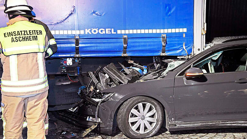 Auf der A99 bei Aschheim krachte ein Fahrzeug in einen Lkw. Der Fahrer wurde schwer verletzt.