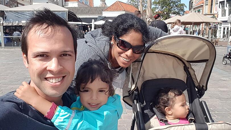 Heute sind sie eine glückliche Familie: Martin Hagen mit Ehefrau Anisha und den Töchtern Lina (3) und Nora (1). Heute sind sie eine glückliche Familie: Martin Hagen mit Ehefrau Anisha und den Töchtern Lina (3) und Nora (1).