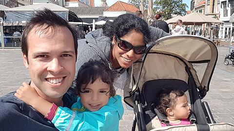 Heute sind sie eine glückliche Familie: Martin Hagen mit Ehefrau Anisha und den Töchtern Lina (3) und Nora (1).