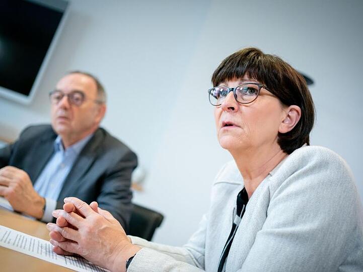 Die SPD-Vorsitzenden Norbert Walter-Borjans und Saskia Esken wollen einen anderen Umgang mit Kompromissen in der GroKo.