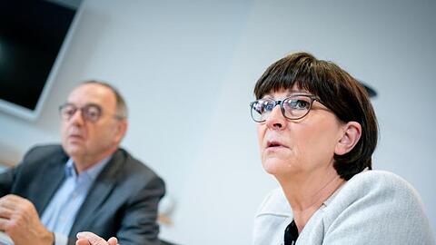 Die SPD-Vorsitzenden Norbert Walter-Borjans und Saskia Esken wollen einen anderen Umgang mit Kompromissen in der GroKo.