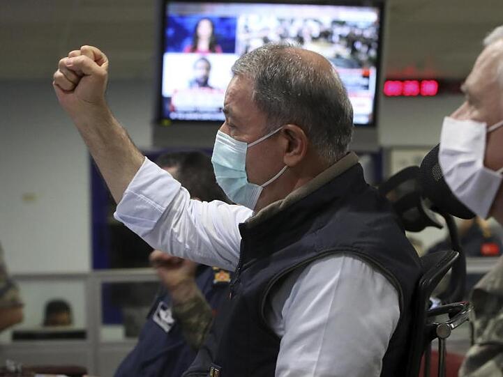 Der türkische Verteidigungsminister Hulusi Akar (l) schaut sich mit Armeekommandeuren eine Militäroperation an.