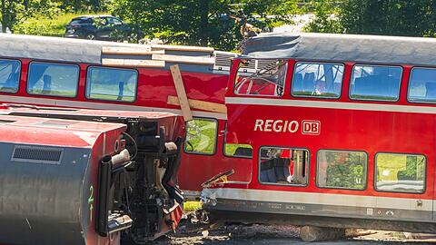 Mehrere Waggons des verunfallten Regionalzuges steht nahe an der Unfallstelle.