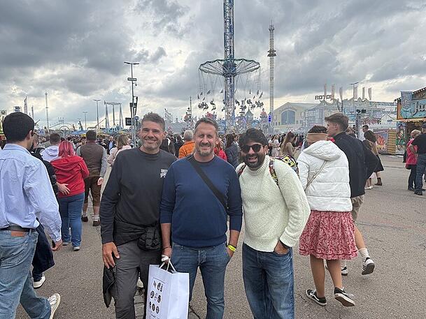 Francesco Rainiri (44, in der Mitte) aus San Remo ist mit seinen Freunden das erste Mal auf der Wiesn.