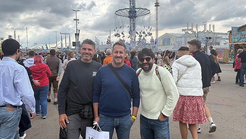 Francesco Rainiri (44, in der Mitte) aus San Remo ist mit seinen Freunden das erste Mal auf der Wiesn.