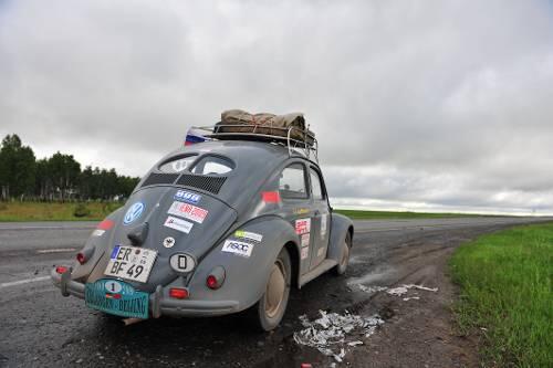 Schlagloch-Abenteuer auf dem Sibirischen Highway: einer der fünf Erlanger VW-Oldtimer auf der holprigen Etappe zum Bajkalsee.