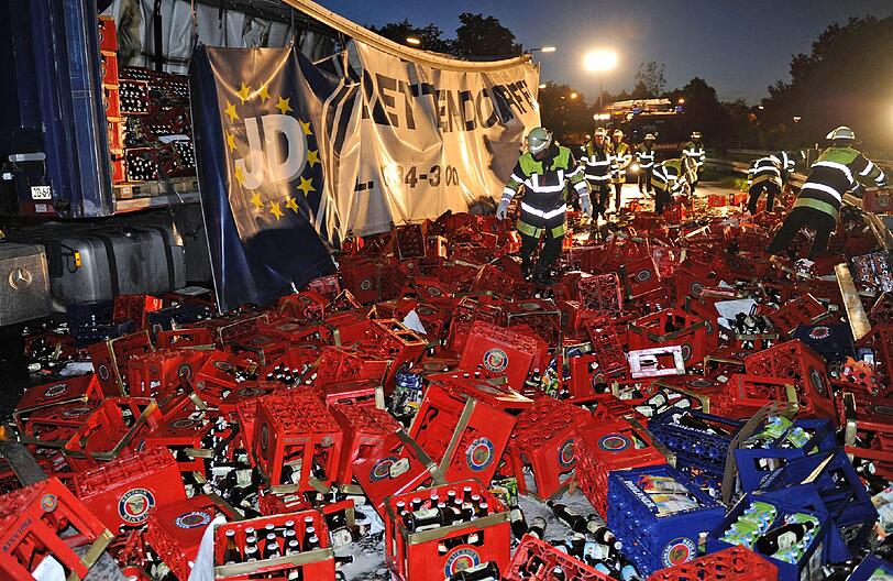 Garmischer Straße: 
Am Abend verliert ein Lkw einen Teil seiner Ladung. Rund 400 Bierkisten landen in der Auffahrt zur A 96. Die Feuerwehr beginnt zunächst von Hand, die Träger einzusammeln. Ein Radlader der Autobahnmeisterei wird ebenfalls eingesetzt. Die unbeschädigten und leeren Träger werden auf einen Ersatzlastwagen der Spedition verladen.