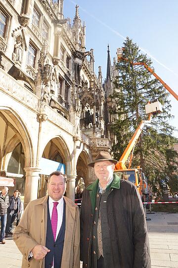 Münchens 2. Bürgermeister Josef Schmid mit Baumspender Claus Pichler (r.), Bürgermeister von Ruhpolding.