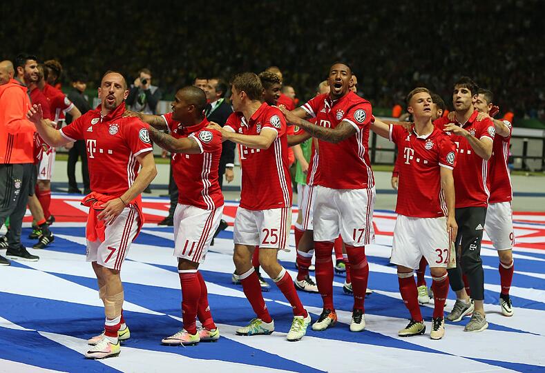 Die Bayern feiern mit den Fans...