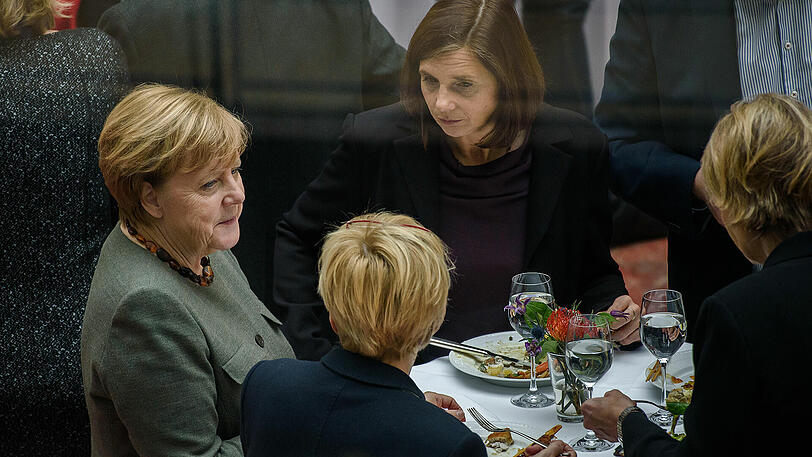 Sondierungspause beim Essen: Angela Merkel, Katrin Göring-Eckardt und Renate Künast.