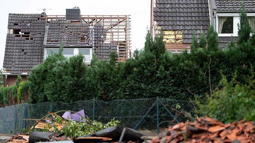 Ein Tornado hat im Raum Viersen am Niederrhein am Mittwochabend nach Behördenangaben eine "Schneise der Verwüstung" angerichtet. Mindestens ein Mensch wurde bei dem Unwetter schwer verletzt.