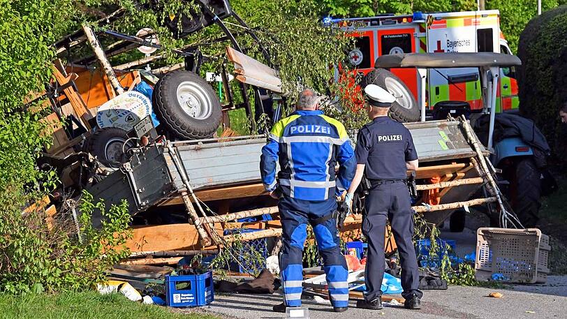 In Egmating (Lkr. Ebersberg) ist am Mittwoch ein Maibaumwagen umgestürzt - dabei wurden zahlreiche Menschen teils schwer verletzt.