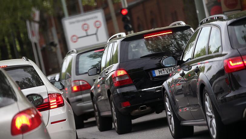 Eine 64 Kilometern lange Schlange würde entstehen, wenn man Münchens neue Autos aus dem Jahr 2019 hintereinander parkt.