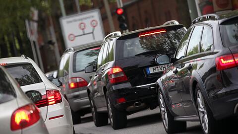 Eine 64 Kilometern lange Schlange würde entstehen, wenn man Münchens neue Autos aus dem Jahr 2019 hintereinander parkt.