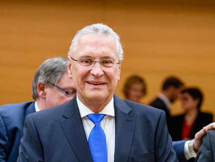 Joachim Herrmann (CSU), Innenminister von Bayern, blickt im bayerischen Landtag in die Kamera. Foto: Matthias Balk/Archiv