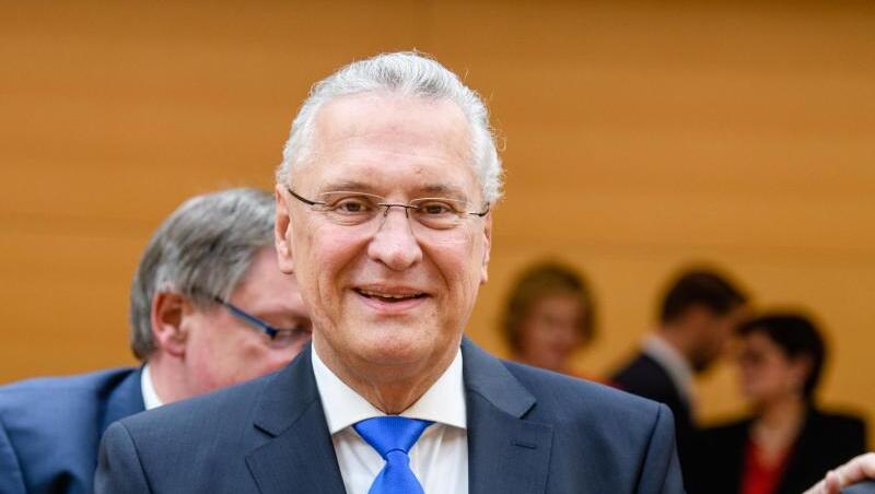 Joachim Herrmann (CSU), Innenminister von Bayern, blickt im bayerischen Landtag in die Kamera. Foto: Matthias Balk/Archiv Joachim Herrmann (CSU), Innenminister von Bayern, blickt im bayerischen Landtag in die Kamera. Foto: Matthias Balk/Archiv