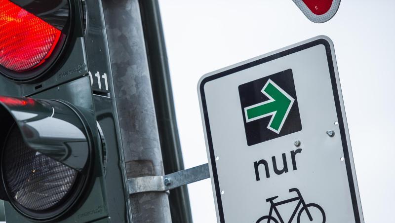 An einer Ampel einer Kreuzung hängt ein sogenannter grüner Pfeil für Radfahrer. Foto: Christophe Gateau/Archiv An einer Ampel einer Kreuzung hängt ein sogenannter grüner Pfeil für Radfahrer. Foto: Christophe Gateau/Archiv