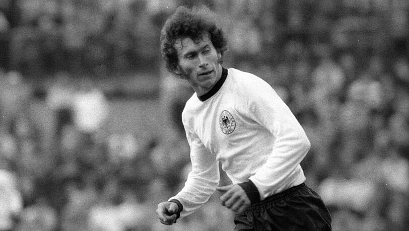 Nur wenige Tage nach der Hochzeit bestreitet Paul Breitner in Oslo gegen Norwegen sein allererstes Länderspiel für Deutschland.