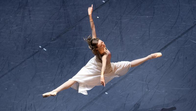 Madison Young als Cinderella agiert bei einer Probe.