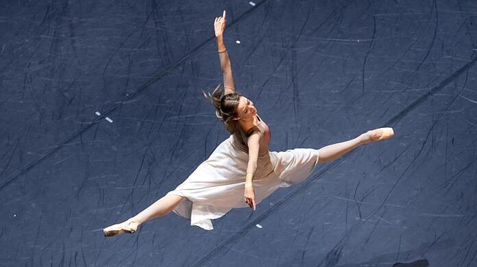 Madison Young als Cinderella agiert bei einer Probe.