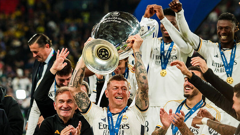 Der Henkelgott: Einzig Toni Kroos sowie seine Teamkollegen Luka Modric, Kapitän Nacho, Torschütze Dani Carvajal und Reals 50er-Jahre-Legende Francisco "Paco" Gento konnten die Champions League sechsmal als Spieler gewinnen. Der Henkelgott: Einzig Toni Kroos sowie seine Teamkollegen Luka Modric, Kapitän Nacho, Torschütze Dani Carvajal und Reals 50er-Jahre-Legende Francisco "Paco" Gento konnten die Champions League sechsmal als Spieler gewinnen.