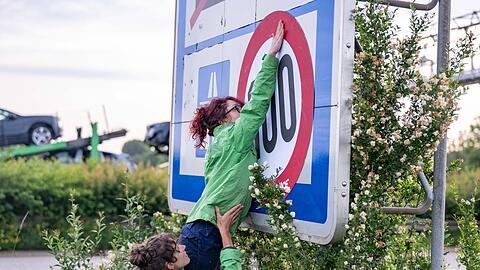 Weg mit der blauen unverbindlichen Zahl 130, die f&uuml;r die Richtgeschwindigkeit steht, und rauf mit dem 100-Stundenkilometer-Tempolimit.