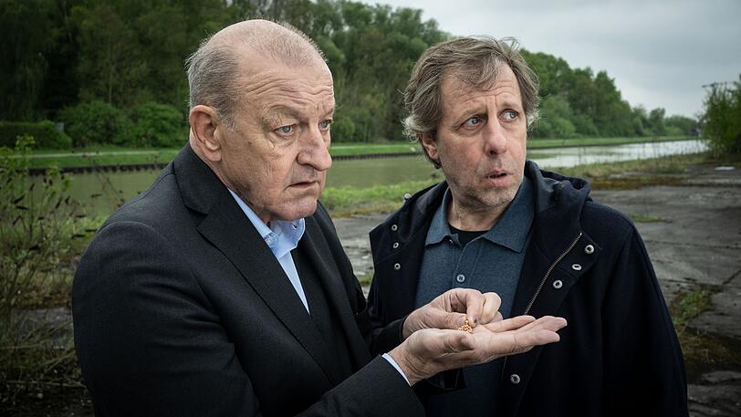 Wilsberg (Leonard Lansink, links) zeigt Ekki Talkötter (Oliver Korittke) einen wichtigen Fund. Wilsberg (Leonard Lansink, links) zeigt Ekki Talkötter (Oliver Korittke) einen wichtigen Fund.