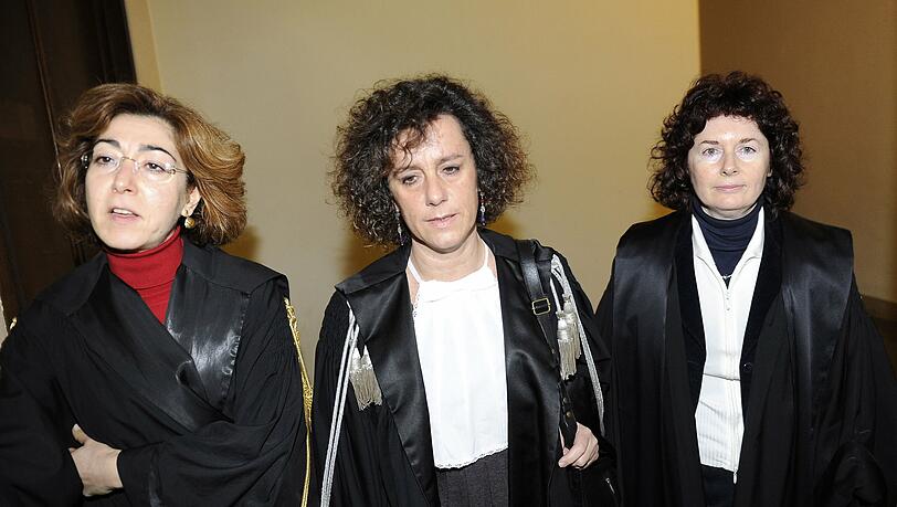 Die Richterinnen Carmen D’Elia, Giulia Turri und Ursulina De Cristofaro (v.l.) werden über das Schicksal Berlusconis entscheiden. Die Richterinnen Carmen D’Elia, Giulia Turri und Ursulina De Cristofaro (v.l.) werden über das Schicksal Berlusconis entscheiden.